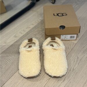 UGG Plushy Slipper
Like new, only tried on once